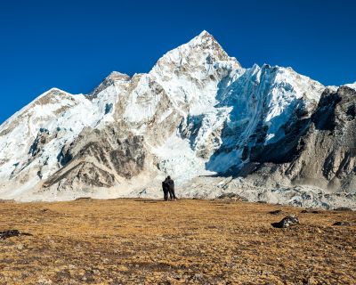 Una periodista catalana y un sherpa publican un libro para impulsar la recuperación del Everest