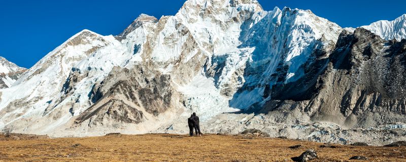 Una periodista catalana y un sherpa publican un libro para impulsar la recuperación del Everest