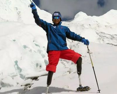 Un escalador chino sin piernas recibe permiso para intentar escalar el Everest por quinta vez