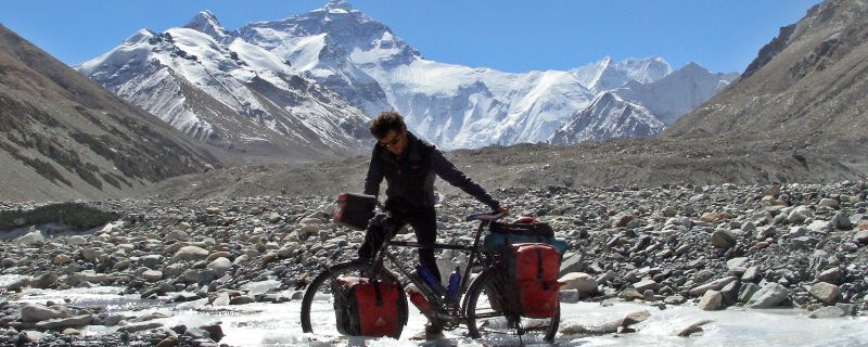 13 años en bicicleta por el mundo. Entrevista al viajero Aitor Igiñitz.