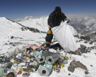 Recogen 8,5 toneladas de basura y deshechos en el Everest