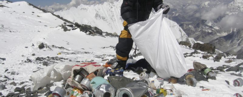 Recogen 8,5 toneladas de basura y deshechos en el Everest