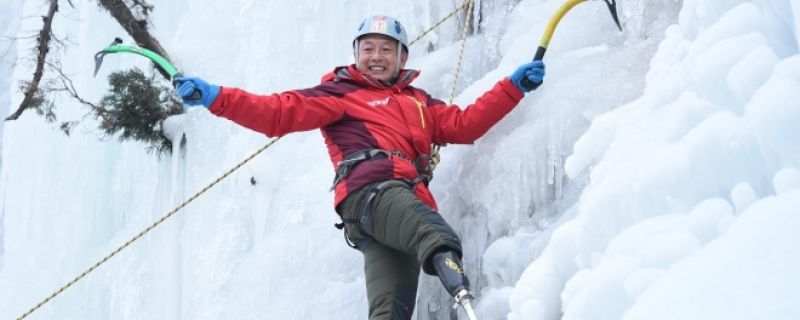 Un escalador chino protagoniza una increíble historia de superación